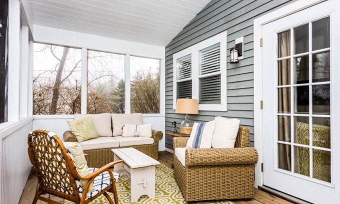 Union Pier Cottage | Union Pier Cottage Close To Beach & Downtown.