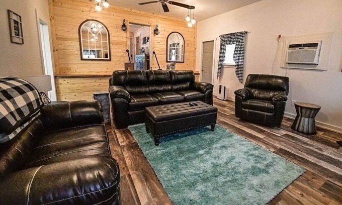 Hatfield House | Unique 2 BR Spacious Cottage