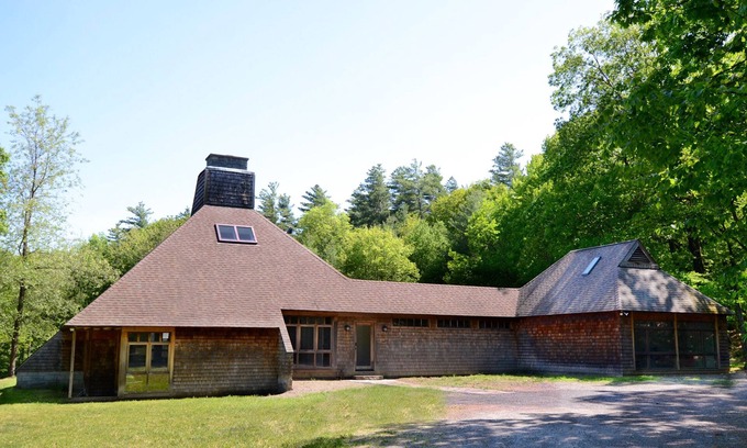 Saugerties House | UNIQUE! 40 Pvt. Ac. Fireplace, Grill, Enclosed Heated Pool & Hot Tub