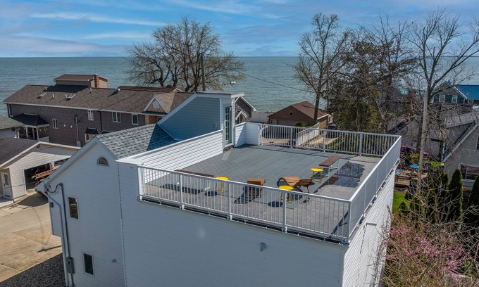 Huron House | Unique 6 Bedroom Lakeview Home with Roof Terrace