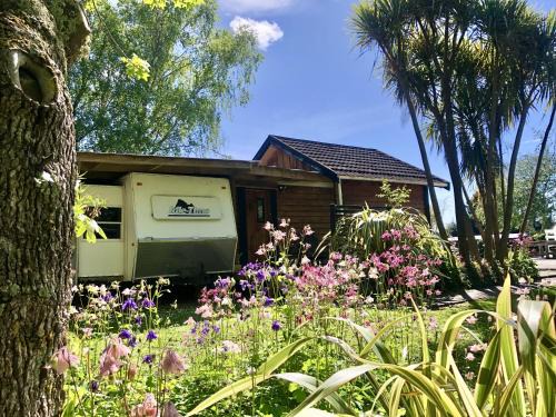Rangataua Ski Chalet | Unique and Charming Garden Cottage/Campervan