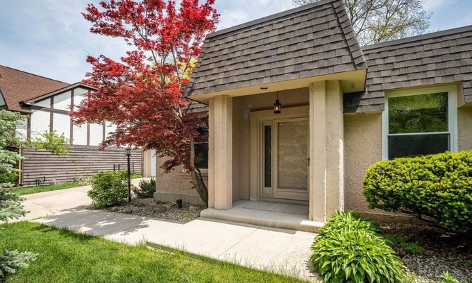 Naperville House | Unique and space single family house, close to Naperville downtown