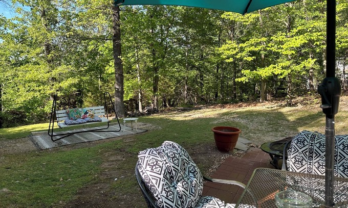 Park Hill Cabin | Unique cabin, walking distance to Lake Tenkiller’s Barnacle Bill’s Marina & Bar