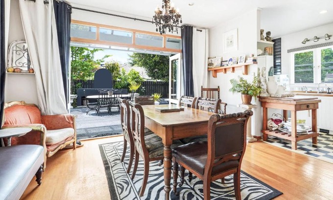 Hamilton North House | Unique Character in Exclusive River Road Location