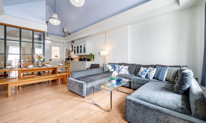 London City Centre House | Unique Covent Garden Townhouse!