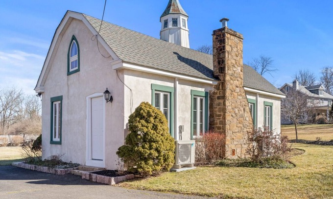 North Wales Cottage | Unique & Cozy Carriage House ~ Queen Beds ~ Patio!