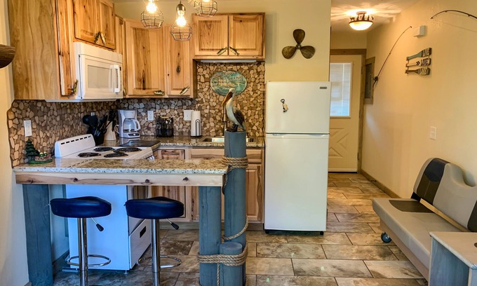 Table Rock Condo | UNIQUE FISHING THEME Studio, complete renovation, FREE WI-FI