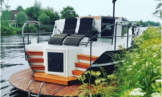 Amsterdam West Boat Rental | Unique houseboat with Sauna @ walking distance historic center of Amsterdam.