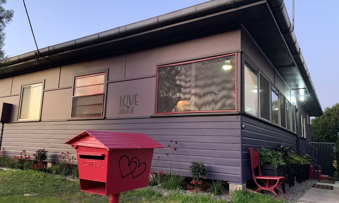North Haven House | Unique little fun stay ,pet friendly in the heart of North Haven village.