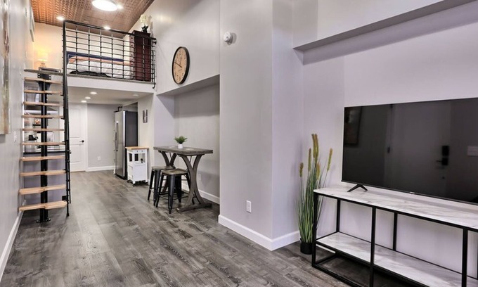 Barths Apartment | Unique Loft near Denver | W/D |
