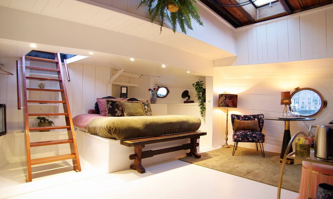Spaarndammer en Zeeheldenbuurt Bed & Breakfast | Unique Peaceful Houseboat next to the city center