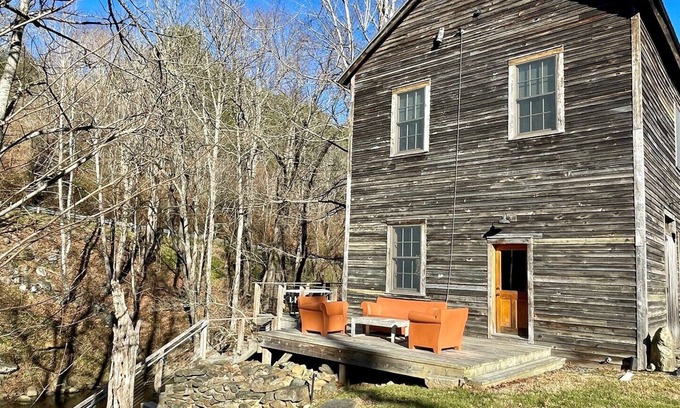 Lansing Cabin | Unique Restored Historic Mill-Creekside,WIFI,Smart TV's,fire pit,fishing