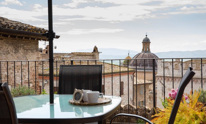Assisi Apartment | Unique roof-top apt with terrace Assisi center