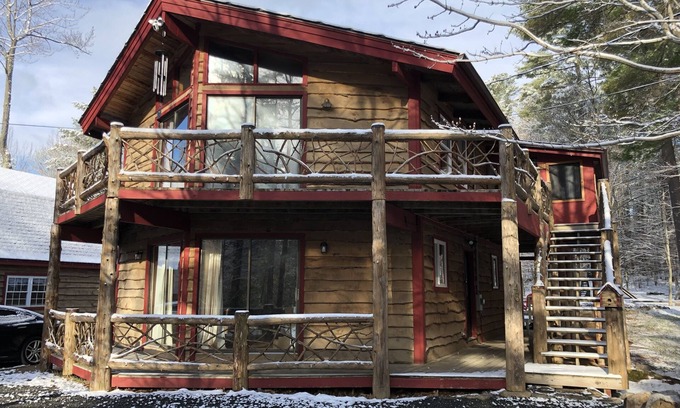 Jay House | Unique Rustic Ski-Tree House - Game room, Hot tub & Sauna