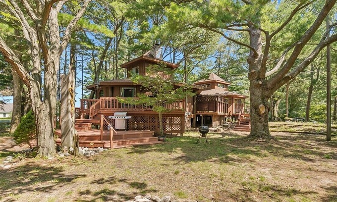 Silver Lake House | Unique,Silver Lake Tree House in popular beach town. It's one of a kind.