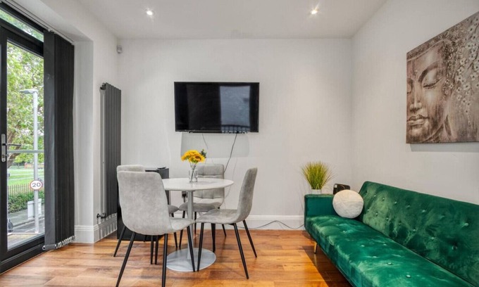 Southfields House | Unique Stylish Duplex 2BR 2BA Balcony