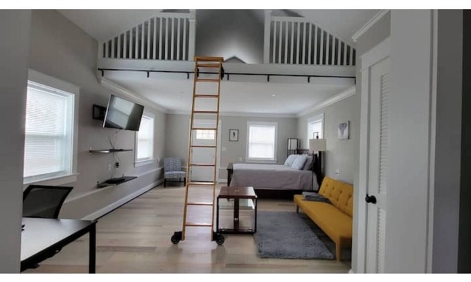 Silver Spring House | Unique Tiny House Studio [With Chickens] Near I-95, FDA, DC, VA