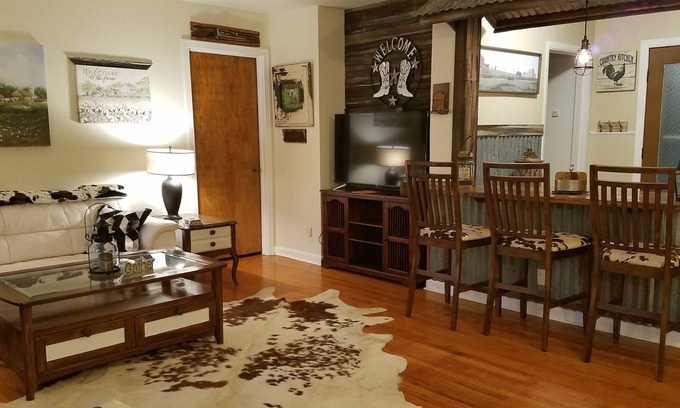 Landon Branch House | Unique Western Flair, Close to EXTRACO, SILOS, Shopping, EATERIES, 3min LAKE!