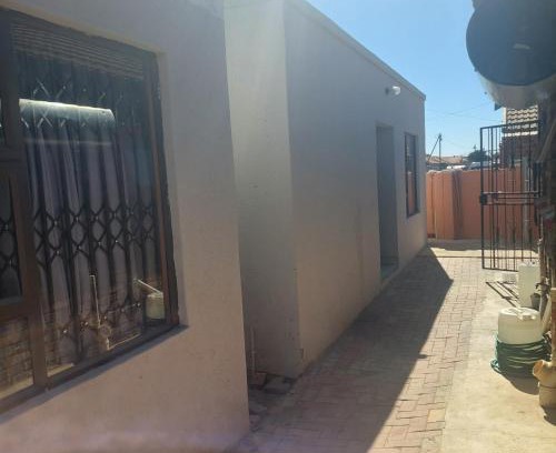 Mmabatho Apartment | Unit 12 Bachelor Apartment self catering complete