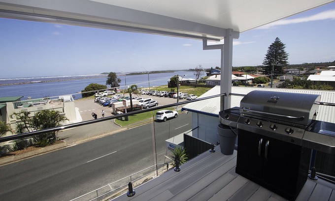Harrington Apartment | UNIT 2 OPPOSITE BEACH, RIVER ,HOTEL,CLUB,WALKING DISTANCE TO ALL VENUES ETC.n