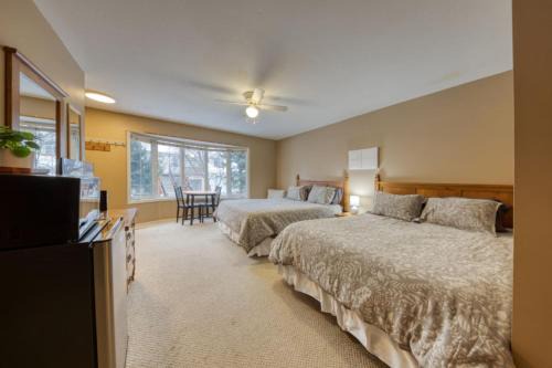 East Kootenay House | Unit 542 Fernie Ski Bike Fish Double Queen Room on the River