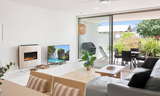 Rainbow Beach Apartment | Unit 7 Plantation Resort - Rainbow Beach. Air conditioned. Pool and outdoor spa. Wifi. Plantation Re