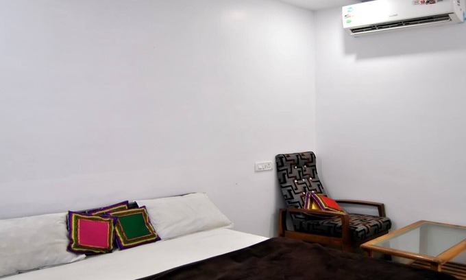 Jabalpur House | Unit 8 Beautiful and clean room to stay