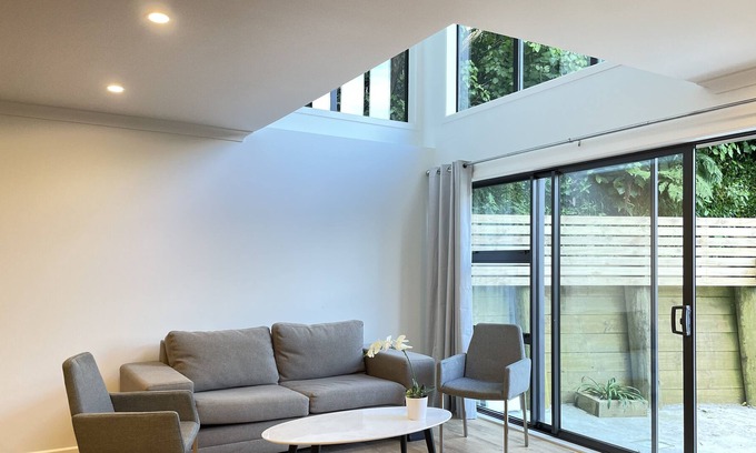 Johnsonville House | Unit C, with free fibre wifi n parking