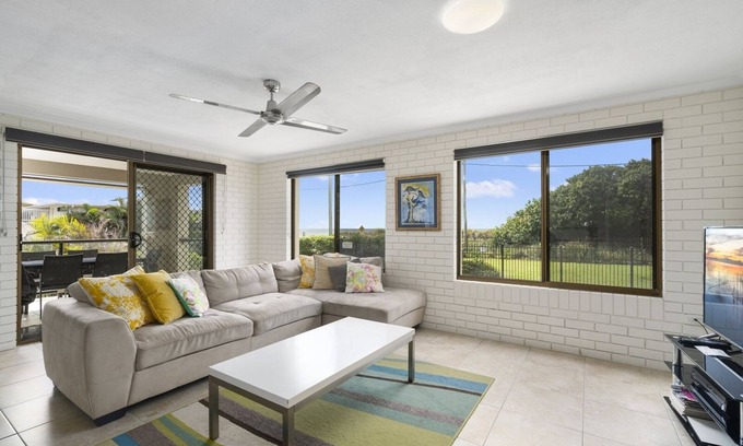Woorim Apartment | Unit Opposite Beach + Pool
