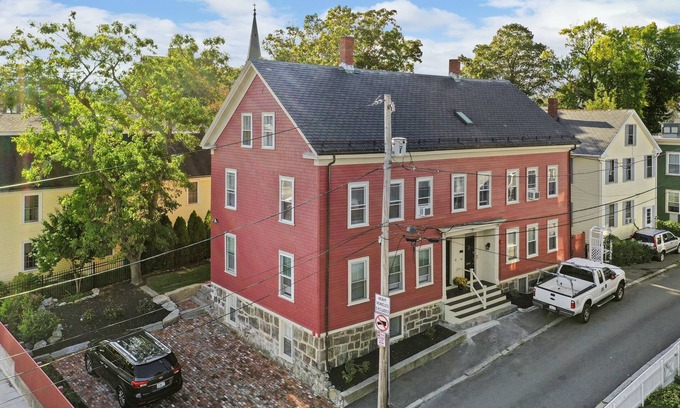 Salem House | Unit1 Beautiful PRIVATE LARGE 3 bedroom/2 bath townhome. Close to ALL HISTORIC