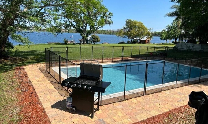 Florida Center House | Universal Studios LAKE HOUSE RETREAT with 5 bedrooms and a private pool.