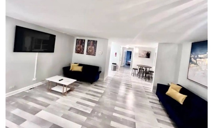 Woodlawn Condo | University of Chicago Luxury Two Bedroom Condo