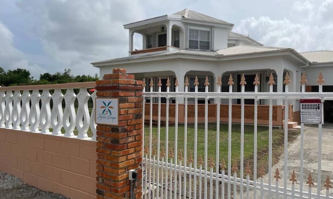Runaway Bay House | Unwind at Idyllic Escape!