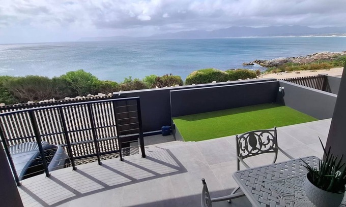 De Kelders Apartment | Unwind in oceanfront elegance