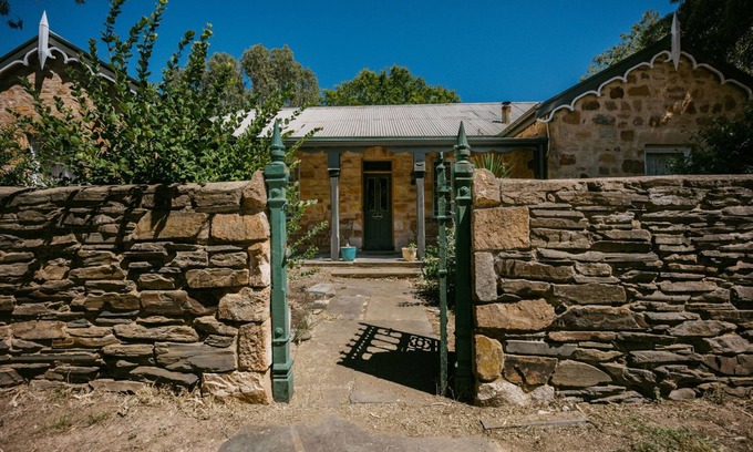 Mintaro Cottage | Unwind in Our Cosy 2 BR Spa Cottage with Log Fire. Mintaro Hideaway Carpenter