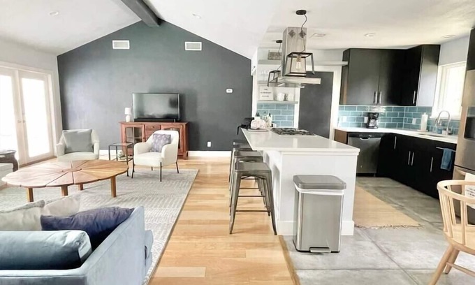 North Austin Civic Association House | Unwind in Style: Beautiful Home for Holiday Fun