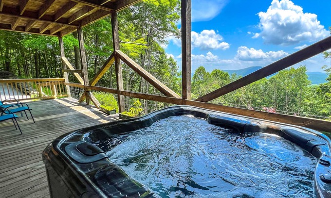 West Jefferson Cabin | Unwind in Style - Fire Pit, Fireplace & Mtn Views This Fall @ El Cabitan