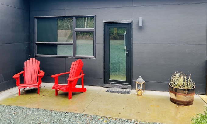 Cobble Hill Bed & Breakfast | UnWined Bed & Breakfast - Walking distance to beaches and wineries