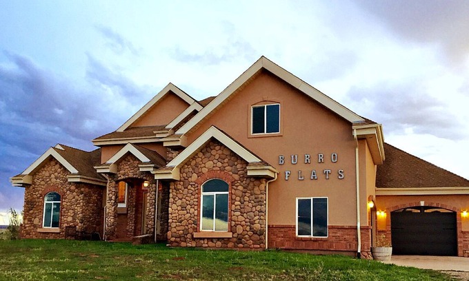 Kanab House | Up to 10 Guests in Kanab's 2nd Largest Home! 6 Bedrooms 6.5 Baths, Country, View