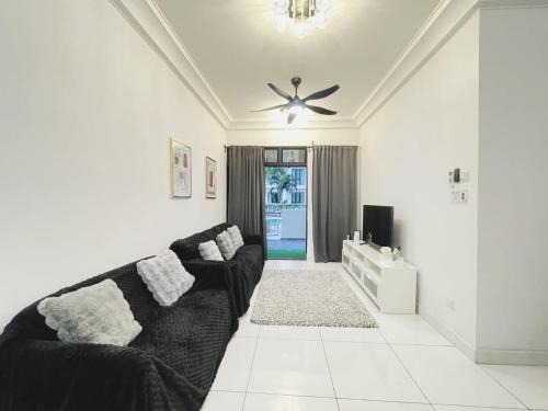 Taman Bukit Mewah Apartment | Up to 6 Pax, Next to Paradigm mall JB with Big Patio & Pool Access