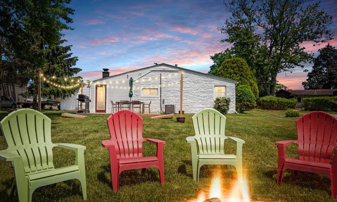 Oxbow House | Updated Lake Home: Beach, Kayaks, Corn hole, Firepit & pet-friendly!