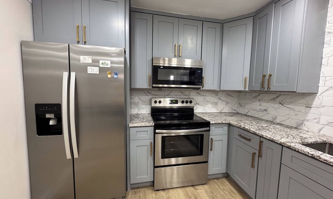 Harper Woods House | UPDATE 4-bedroom ranch 10 min from Down Town with WiFi and AC
