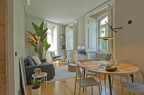 Santa Maria Maior Apartment | Update Urban Chic Flat in 19th Century Building 2 Bedrooms & 2 Bathrooms & AC Central Alfama District