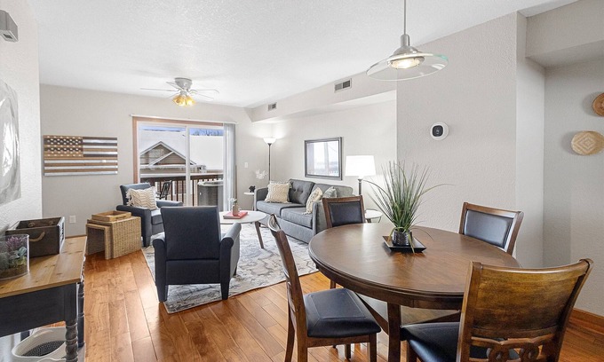 Morgantown House | Updated-100Mbps-Smart TV-3 TVs-Full Kitchen-W/D