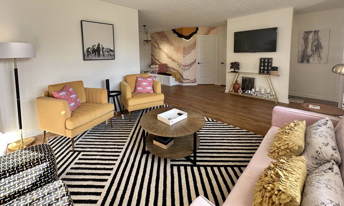 Lexington House | Updated! 2 Bedroom retreat in desireable Hartland area. Patio & fenced yard!