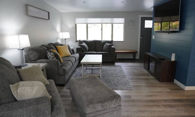 Sunriver House | Updated 2bd/2ba. Walk to Village, dog friendly, SHARC passes.