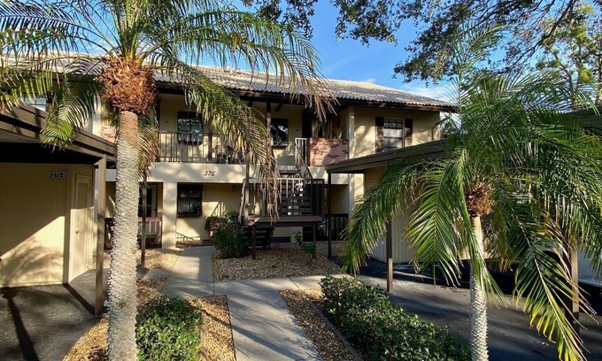 Venice Condo | Updated 2bed/2 full bath condo w/pool & pond view. Minutes to beach & downtown.