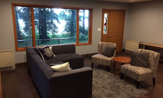 Osage House | Updated 2BR, 5.5 acre gem with vista view of Straight Lake!