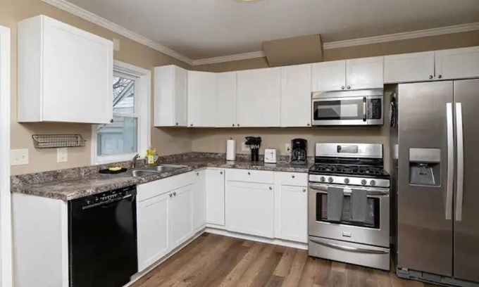 West Des Moines House | Updated 3BR home. Sleeps 6