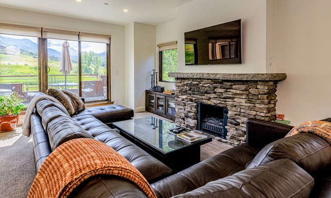 Snowmass Village Condo | Updated & attractive condo with mountain views, private washer/dryer, free WiFi